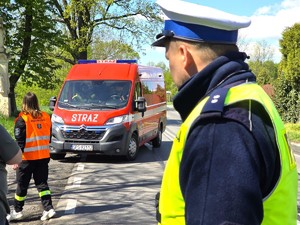 Na zdjęciu widzimy policjanta w czasie kierowania ruchem w miejscy wybuchu butli z gazem