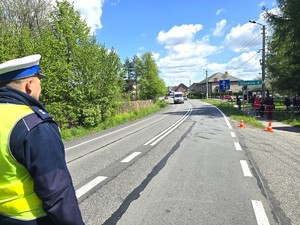 Na zdjęciu widzimy policjanta w czasie kierowania ruchem w miejscu wybuchu butli z gazem