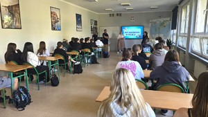 Na zdjęciu widzimy policjanta w czasie profilaktyki