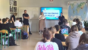 Na zdjęciu widzimy policjanta w czasie profilaktyki