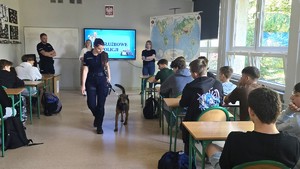 Na zdjęciu widzimy policjanta w czasie profilaktyki