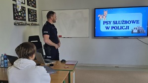 Na zdjęciu widzimy policjanta w czasie profilaktyki