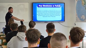 Na zdjęciu widzimy policjanta w czasie profilaktyki
