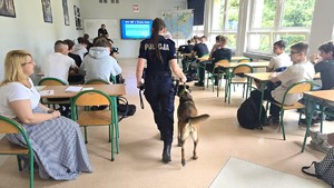 Na zdjęciu widzimy policjantów i psa służbowego  w czasie profilaktyki