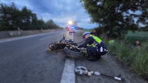 Na zdjęciu widzimy policjantów w czasie obsługi zdarzenia drogowego