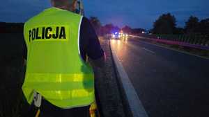 Na zdjęciu widzimy policjantów w czasie obsługi zdarzenia drogowego