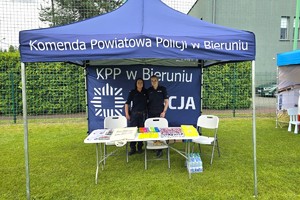 Na zdjęciu widzimy policjantów w czasie XXIV POWIATOWYCH IGRZYSK OSÓB NIEPEŁNOSPRAWNYCH