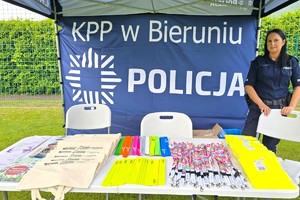 Na zdjęciu widzimy policjantów w czasie XXIV POWIATOWYCH IGRZYSK OSÓB NIEPEŁNOSPRAWNYCH