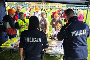 Na zdjęciu widzimy policjantów w czasie XXIV POWIATOWYCH IGRZYSK OSÓB NIEPEŁNOSPRAWNYCH