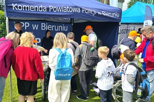 Na zdjęciu widzimy policjantów w czasie XXIV POWIATOWYCH IGRZYSK OSÓB NIEPEŁNOSPRAWNYCH