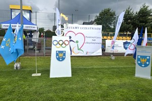 Na zdjęciu widzimy policjantów w czasie XXIV POWIATOWYCH IGRZYSK OSÓB NIEPEŁNOSPRAWNYCH