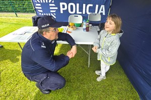 Na zdjęciu widzimy policjantów w czasie XXIV POWIATOWYCH IGRZYSK OSÓB NIEPEŁNOSPRAWNYCH