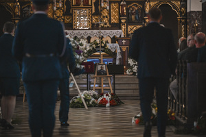 Na zdjęciu widzimy ceremonię pogrzebu Komendanta Powiatowego Policji w Bieruniu młodszego inspektora Dariusza Waligóry