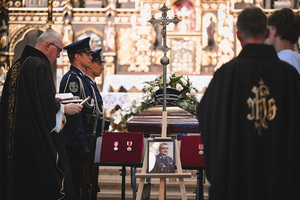 Na zdjęciu widzimy ceremonię pogrzebu Komendanta Powiatowego Policji w Bieruniu młodszego inspektora Dariusza Waligóry
