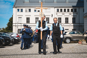Na zdjęciu widzimy ceremonię pogrzebu Komendanta Powiatowego Policji w Bieruniu młodszego inspektora Dariusza Waligóry