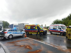 Na miejscu widzimy miejsce zdarzenia drogowego