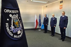 Na zdjęciu widzimy uroczyste wprowadzenie nowego komendanta bieruńskiej jednostki