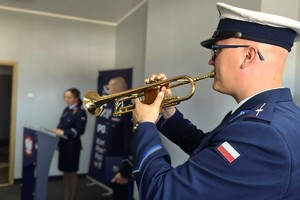 Na zdjęciu widzimy uroczyste wprowadzenie nowego komendanta bieruńskiej jednostki