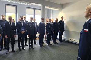 Na zdjęciu widzimy uroczyste wprowadzenie nowego komendanta bieruńskiej jednostki