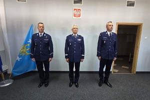 Na zdjęciu widzimy uroczyste wprowadzenie nowego komendanta bieruńskiej jednostki