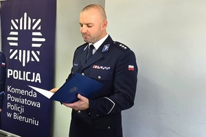 Na zdjęciu widzimy uroczyste wprowadzenie nowego komendanta bieruńskiej jednostki