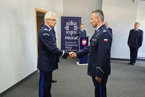 Na zdjęciu widzimy uroczyste wprowadzenie nowego komendanta bieruńskiej jednostki