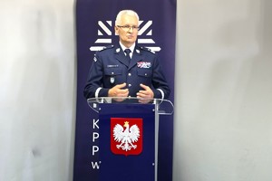 Na zdjęciu widzimy uroczyste wprowadzenie nowego komendanta bieruńskiej jednostki