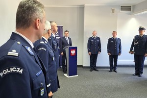 Na zdjęciu widzimy uroczyste wprowadzenie nowego komendanta bieruńskiej jednostki