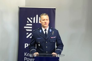 Na zdjęciu widzimy uroczyste wprowadzenie nowego komendanta bieruńskiej jednostki