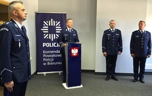 Na zdjęciu widzimy uroczyste wprowadzenie nowego komendanta bieruńskiej jednostki