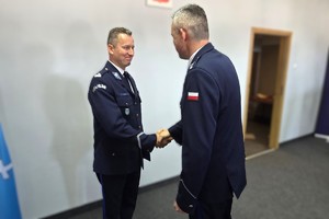 Na zdjęciu widzimy uroczyste wprowadzenie nowego komendanta bieruńskiej jednostki