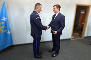 Na zdjęciu widzimy uroczyste wprowadzenie nowego komendanta bieruńskiej jednostki