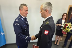 Na zdjęciu widzimy uroczyste wprowadzenie nowego komendanta bieruńskiej jednostki