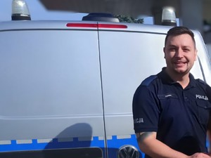 Na zdjęciu widzimy policjanta