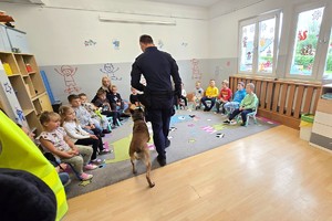 Na zdjęciu widzimy psa służbowego oraz dzieci