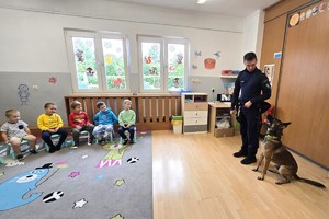 Na zdjęciu widzimy psa służbowego oraz dzieci