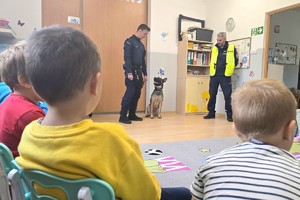 Na zdjęciu widzimy psa służbowego oraz dzieci