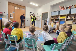 Na zdjęciu widzimy policjantów oraz dzieci