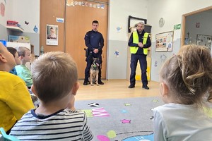 Na zdjęciu widzimy policjantów oraz dzieci