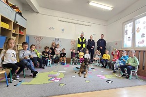 Na zdjęciu widzimy policjantów oraz dzieci