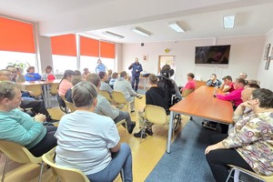 Na zdjęciu widzimy policjanta, oraz podopiecznych