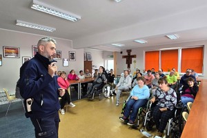 Na zdjęciu widzimy policjanta, oraz podopiecznych
