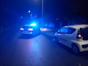 Na zdjęciu widzimy radiowóz oraz samochód nietrzeźwego