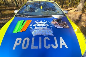 Na zdjęciu widzimy zakupione gadżety oraz radiowóz