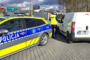 Na zdjęciu widzimy policjanta w czasie kontroli drogowej