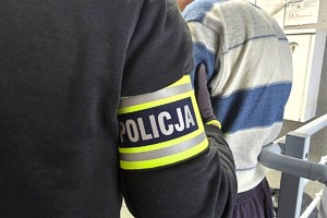 Na zdjęciu widzimy podejrzanego o zabójstwo oraz policjanta