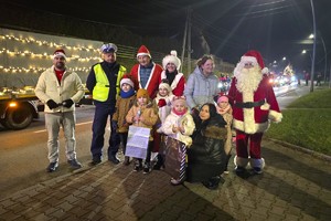 Na zdjęciu widzimy policjanta w czasie zabezpieczenia Moto Mikołaje 2025