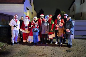 Na zdjęciu widzimy policjanta w czasie zabezpieczenia Moto Mikołaje 2025