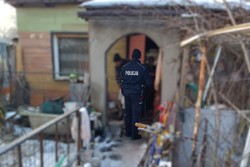 Na zdjęciu widzimy policjanta przekazującego najpotrzebniejsze rzeczy osobą w kryzysie bezdomności