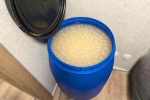 Na zdjęciu widzimy zabezpieczoną beczkę